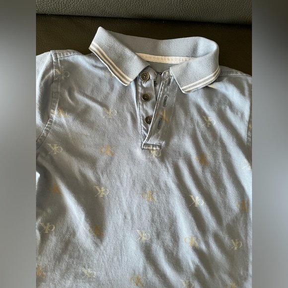 💯 Cotton Calvin Klein Light Blue Polo all over logo with Tan Shorts - Picture 5 of 16
